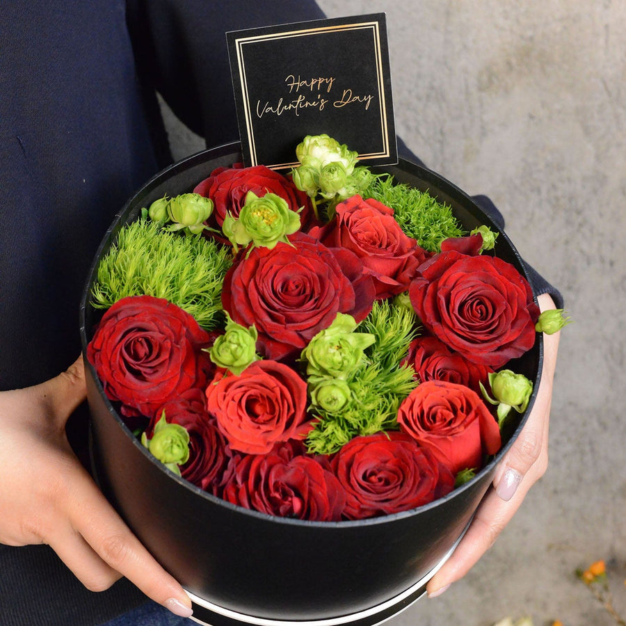 IN THE GARDEN HAMPER｜Rose｜GreenBall｜Eustoma｜Seasonal Foliage｜Black Round Gift Box｜花園迷情禮籃｜玫瑰花｜綠毛球｜桔梗花｜時令伴草｜花泥｜黑色圓形禮盒