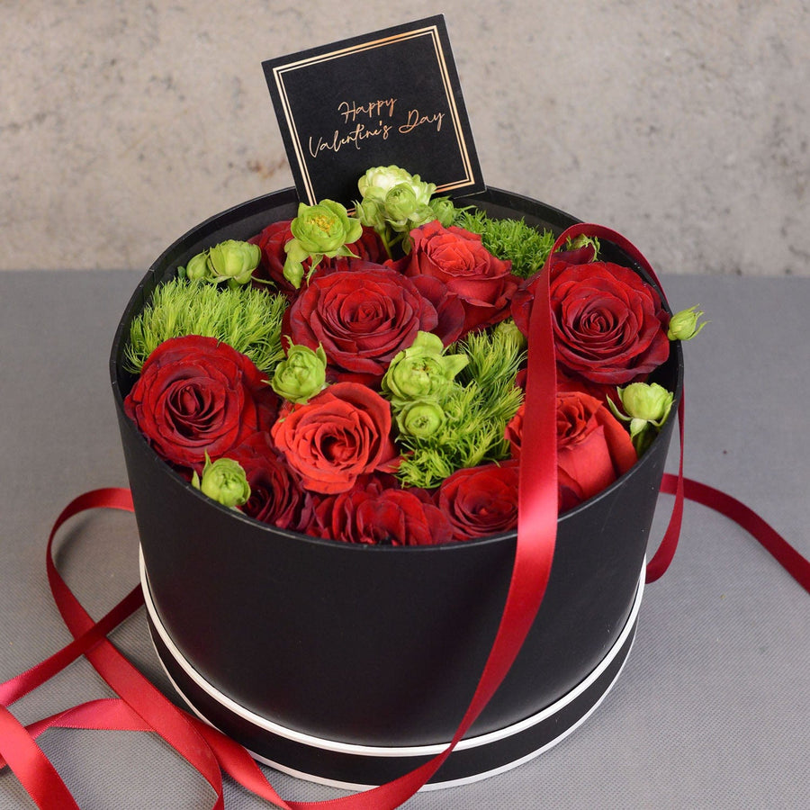 IN THE GARDEN HAMPER｜Rose｜GreenBall｜Eustoma｜Seasonal Foliage｜Black Round Gift Box｜花園迷情禮籃｜玫瑰花｜綠毛球｜桔梗花｜時令伴草｜花泥｜黑色圓形禮盒