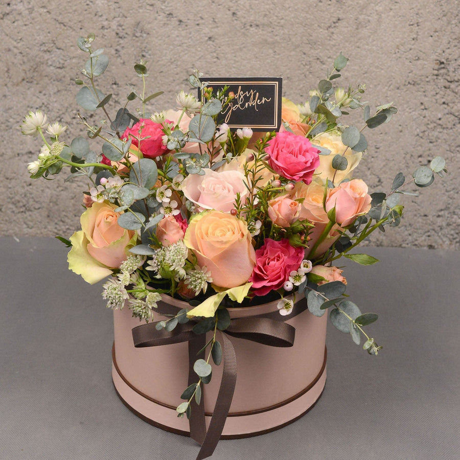 FLORAL FANCY HAMPER | Rose | Sprayrose | Chamelaucium | Seasonal Foliage | Pink Round Gift Box | 花卉幻想禮籃 | 玫瑰花 | 小玫瑰 | 臘梅 | 時令伴草 | 花泥 粉色圓形禮盒