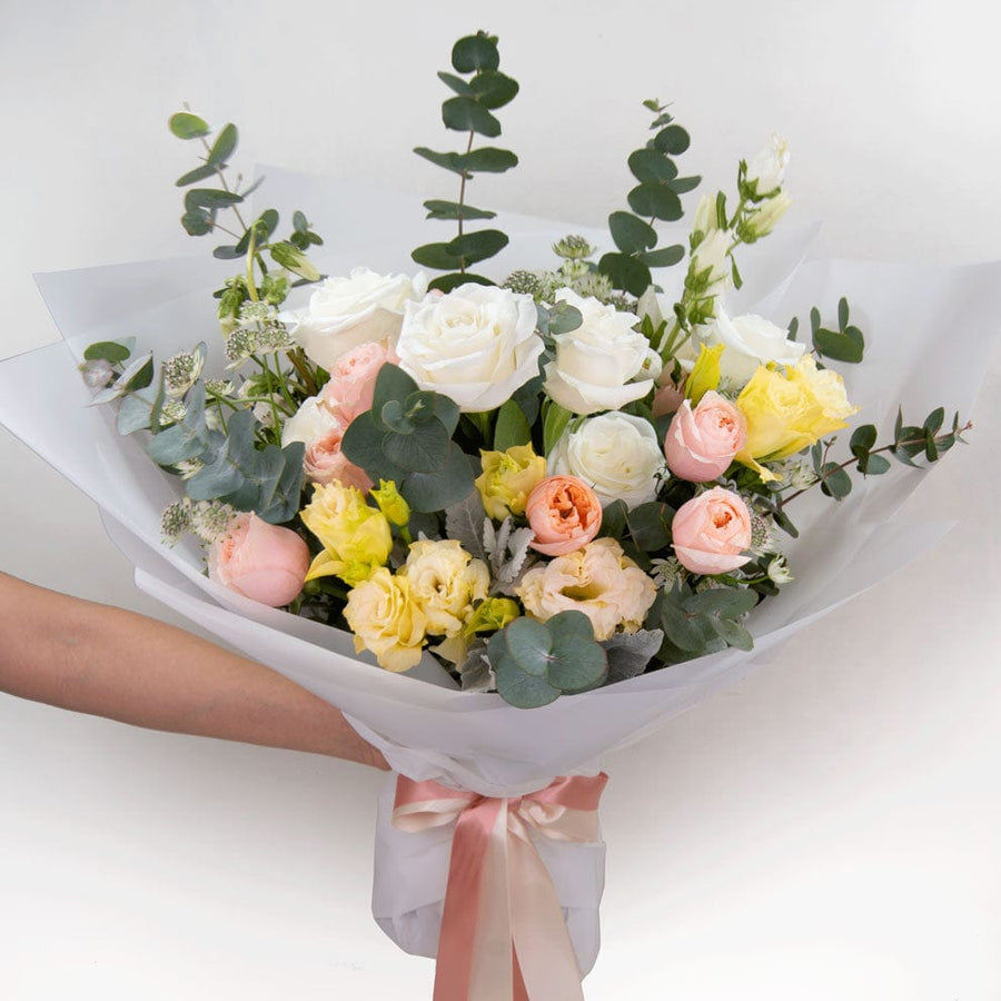 FIRST LOVE HAMPER｜Rose｜Sprayrose｜Eustoma｜Seasonal Foilage｜初戀禮籃｜小玫瑰｜桔梗花｜時令伴草