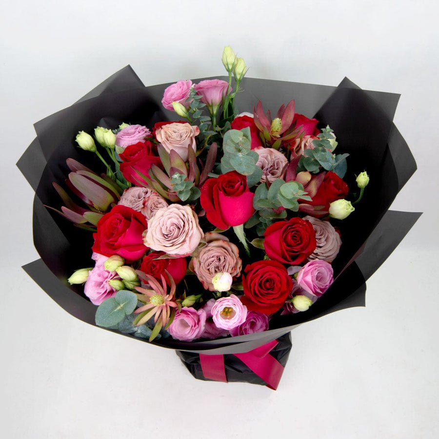 CLASSIC RED HAMPER｜Rose｜Eustoma｜Seasonal Foliage｜Complimentary Message Card｜經典紅花束禮籃｜玫瑰花｜桔梗花｜時令伴草｜免費心意卡