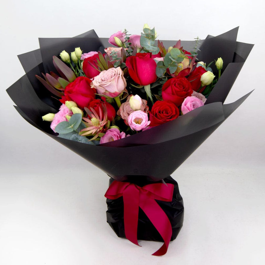 CLASSIC RED HAMPER｜Rose｜Eustoma｜Seasonal Foliage｜Complimentary Message Card｜經典紅花束禮籃｜玫瑰花｜桔梗花｜時令伴草｜免費心意卡