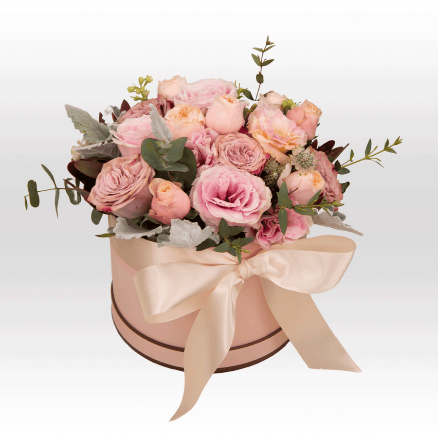 BLUSHING BLOOMS HAMPER｜Rose｜Eustoma｜Seasonal Foliage｜Pink Round Gift Box-Standard｜Message Card｜紅粉緋緋禮籃｜玫瑰花｜桔梗花｜時令伴草｜花泥｜粉色圓形禮盒｜心意卡