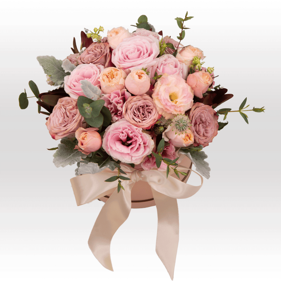 BLUSHING BLOOMS HAMPER｜Rose｜Eustoma｜Seasonal Foliage｜Pink Round Gift Box-Standard｜Message Card｜紅粉緋緋禮籃｜玫瑰花｜桔梗花｜時令伴草｜花泥｜粉色圓形禮盒｜心意卡