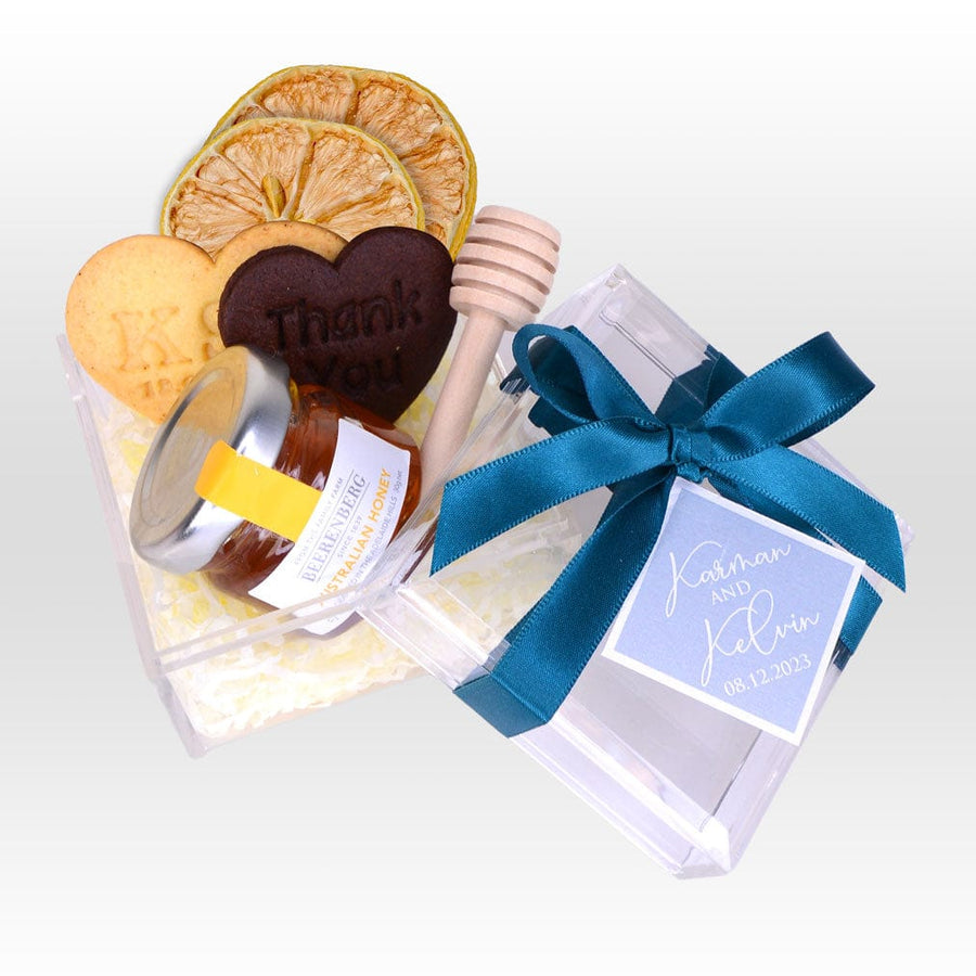 A VWOWGIFTS gift box with HONEYED LOVE WEDDING FAVOUR honey, cookies and a blue ribbon｜VWOWGIFTS 蜜糖之愛回禮小禮物，內含餅乾，一瓶蜜糖和藍絲帶