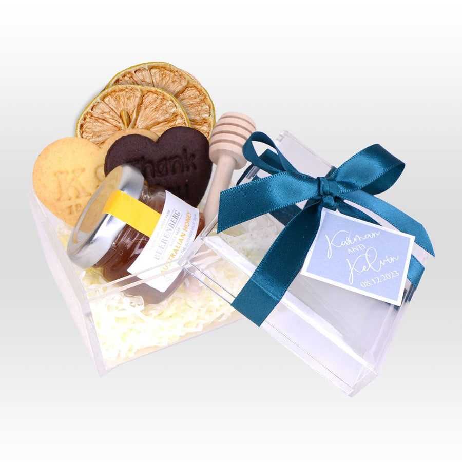 A VWOWGIFTS HONEYED LOVE WEDDING FAVOUR WITH ACRYLIC GIFT BOX containing cookies and a bottle of honey｜VWOWGIFTS 蜜糖之愛回禮小禮物，有亞克力禮盒，內含餅乾和一瓶蜂蜜