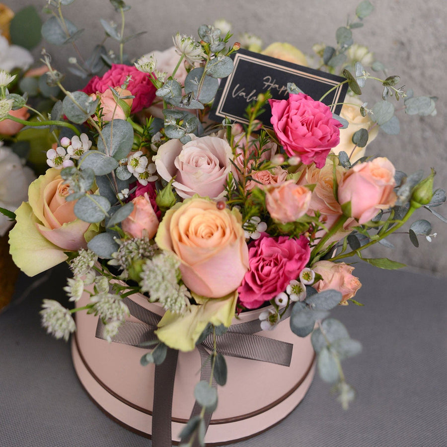 FLORAL FANCY HAMPER | Rose | Sprayrose | Chamelaucium | Seasonal Foliage | Pink Round Gift Box | 花卉幻想禮籃 | 玫瑰花 | 小玫瑰 | 臘梅 | 時令伴草 | 花泥 粉色圓形禮盒