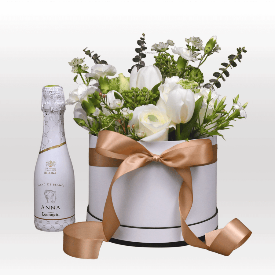 A WINTRY WHITE GIFT BOX SET with flowers and a bottle of champagne by VWOWGIFTS.