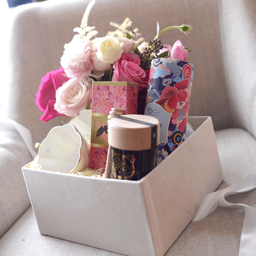 A box with VIVCIOUS FLOWER GIFT SET and objects in it, by VWOWGIFTS.